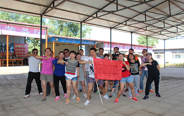 2016年公司舉行拓展培訓(xùn)活動合影留念(圖2) 2016年公司舉行拓展培訓(xùn)活動合影留念(圖2)